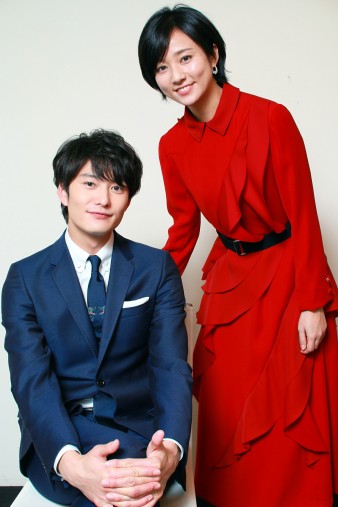 左から、岡田将生さんと木村文乃さん