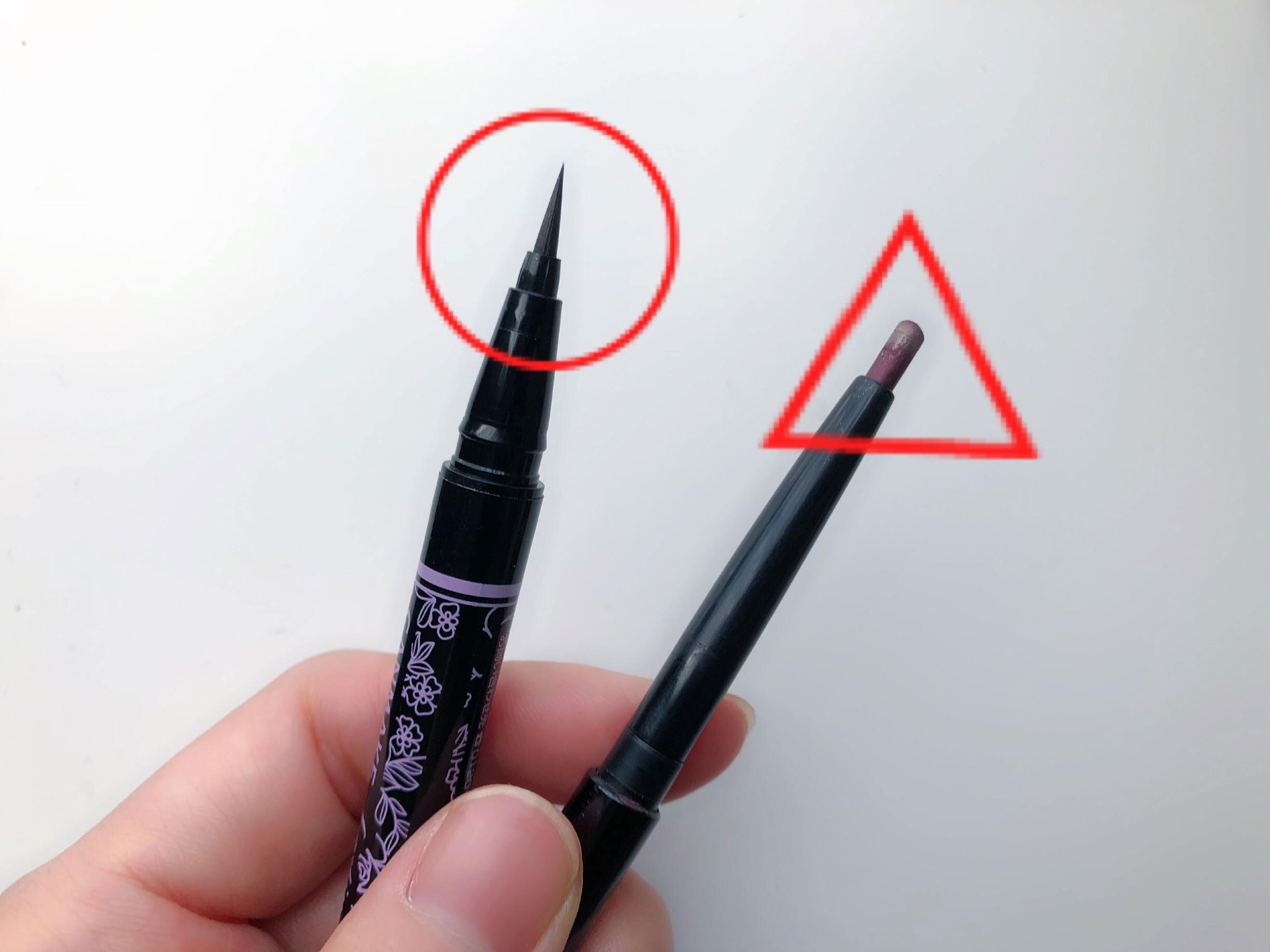 ペンシルアイライナーでアイラインを引く