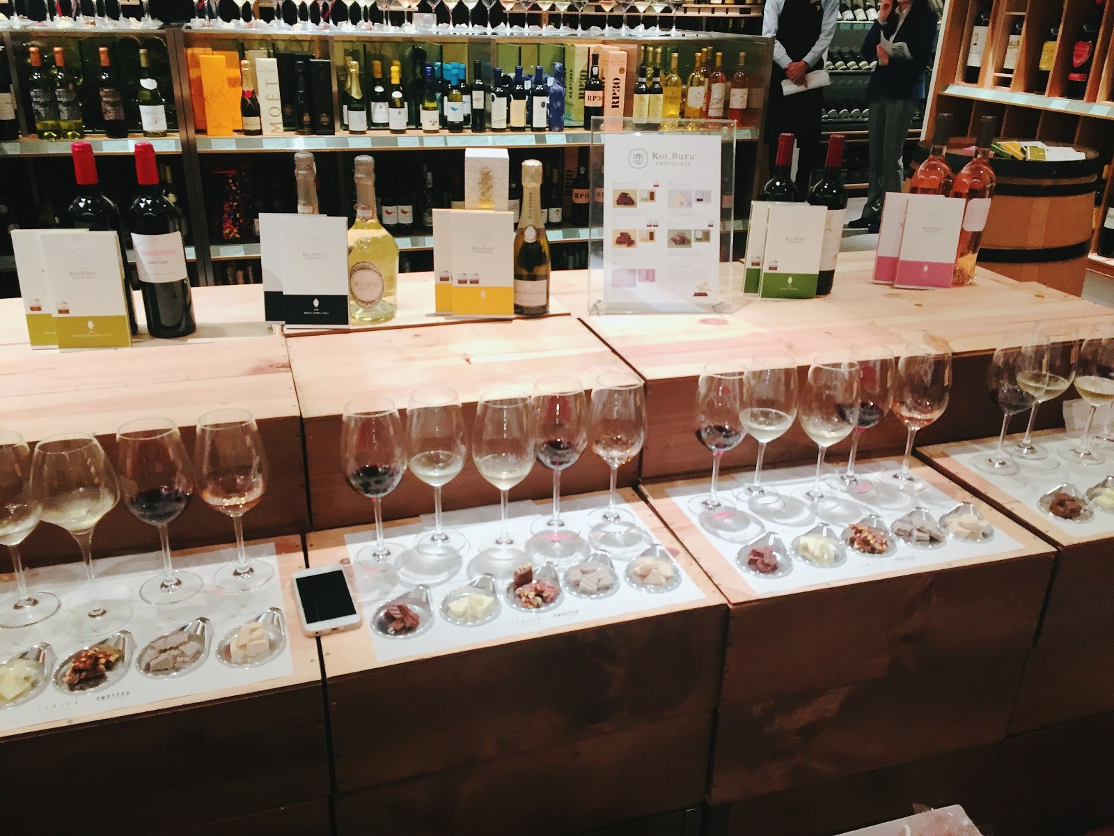 「恋するチョコレート」とワインのラインナップ