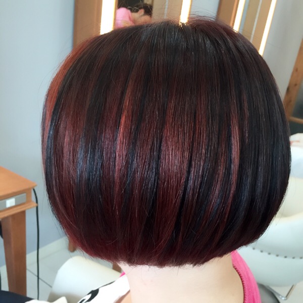 毛先17レベルまでブリーチ後赤のマニュケアをオン