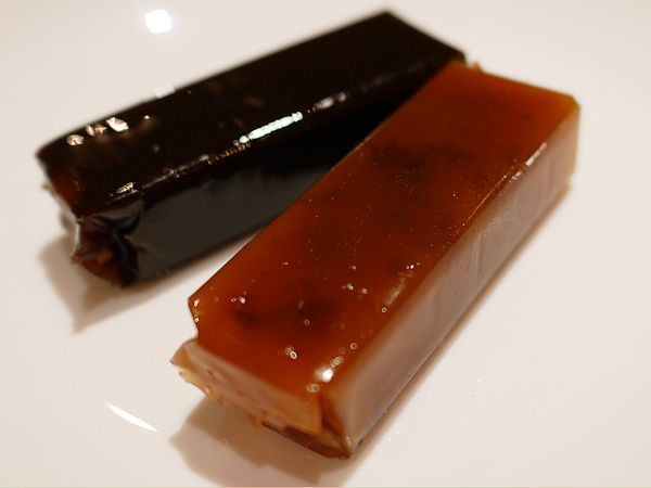 虎屋「ユニーク羊羹」紅茶（左）、ラムレーズン（右・期間数量限定）