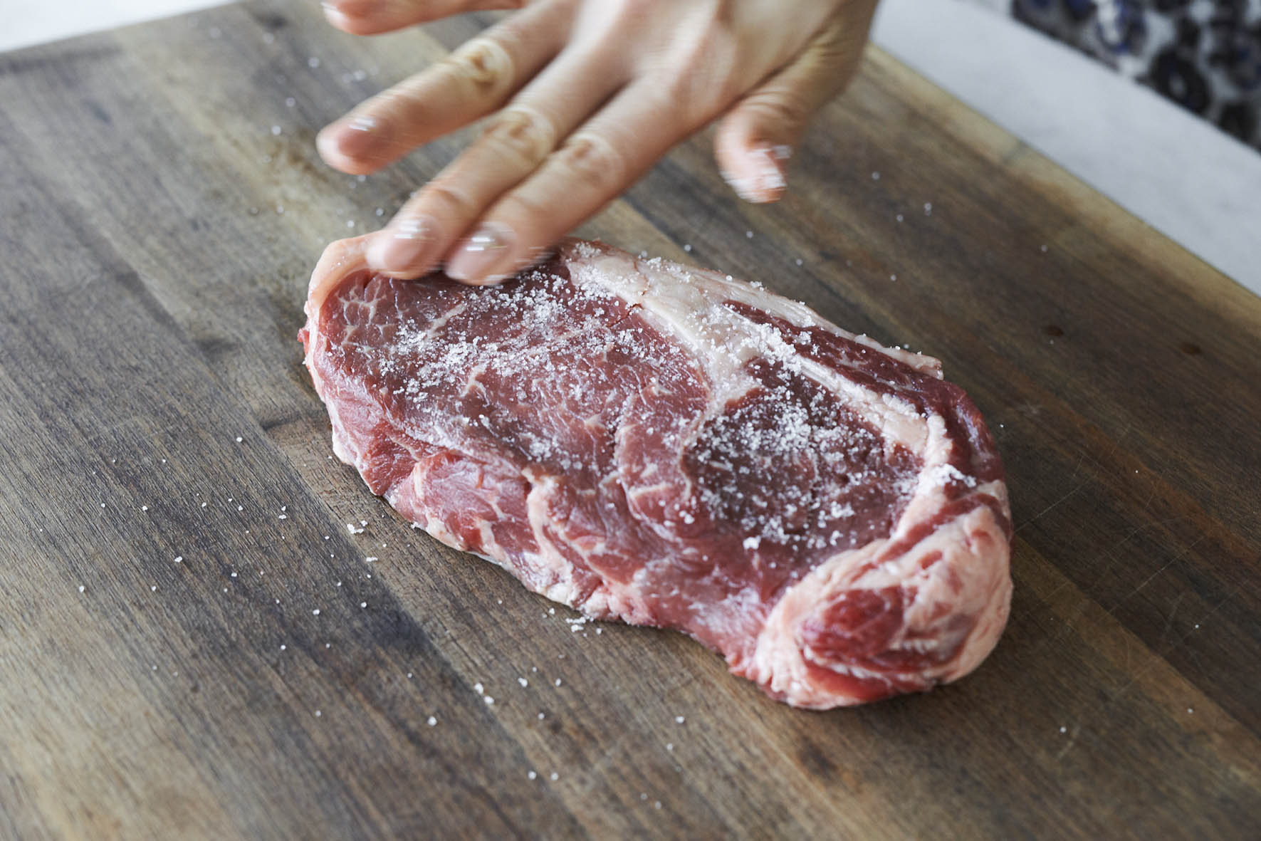 全体に塩をふってすり込む