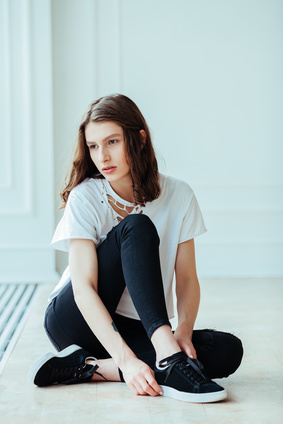 黒いスニーカー 黒いスニーカー