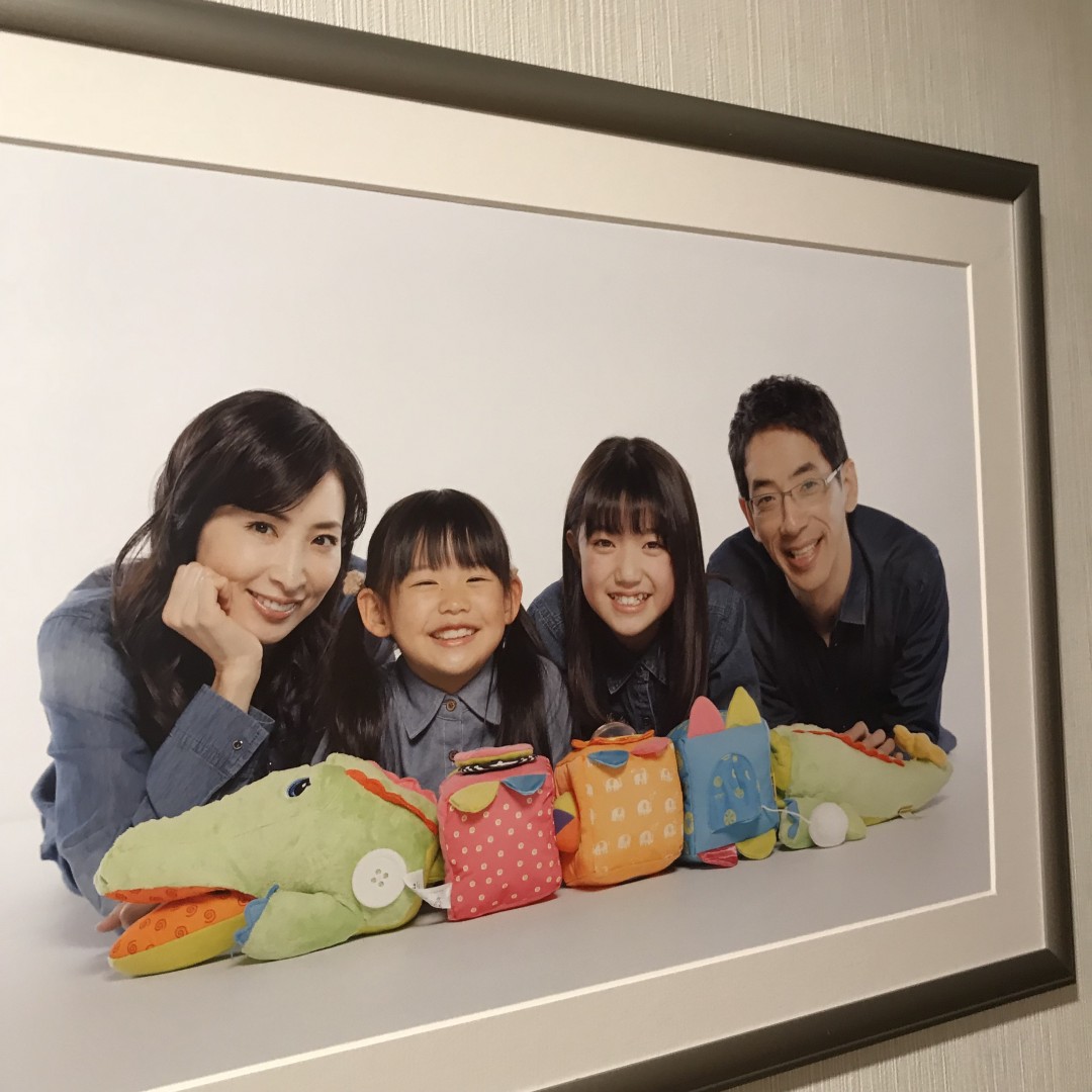 「隣の家族は青く見える」小宮山家の家族写真