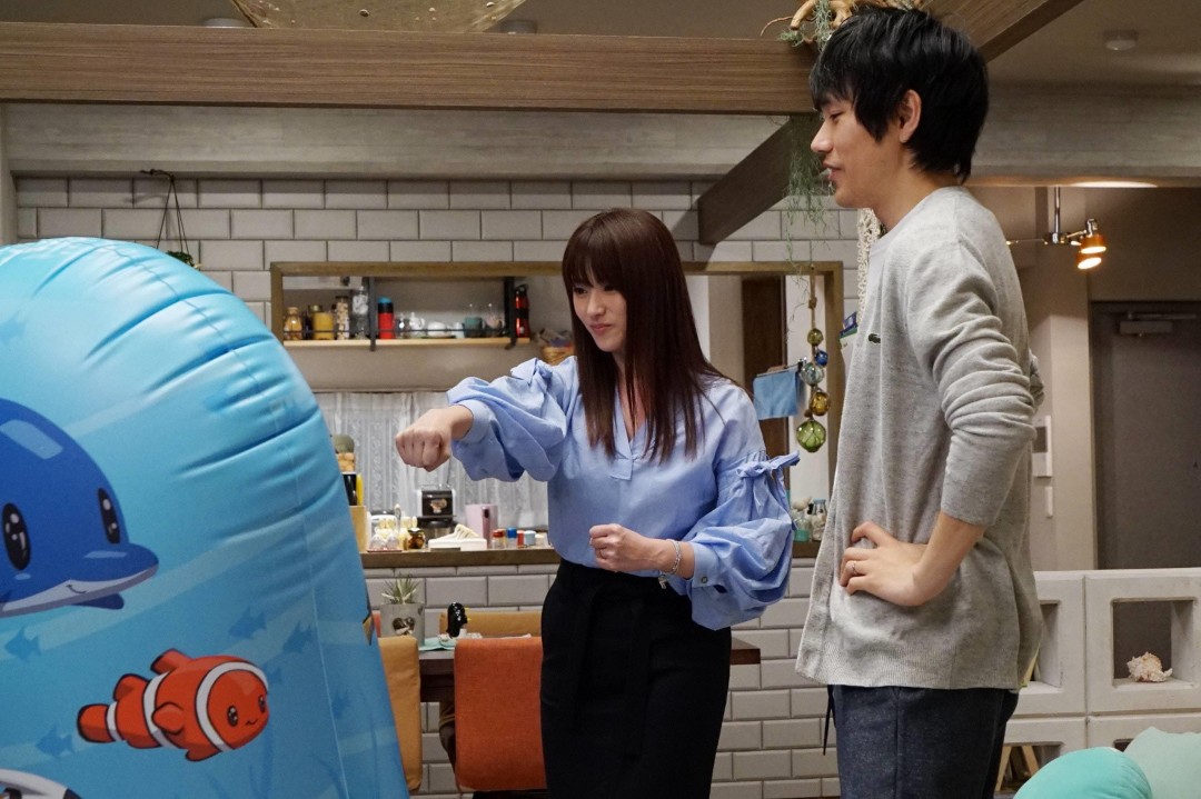 「隣の家族は青く見える」大器（松山ケンイチ）と奈々（深田恭子）