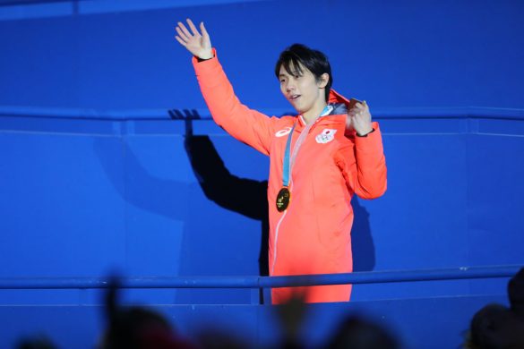 手を上げる羽生結弦選手