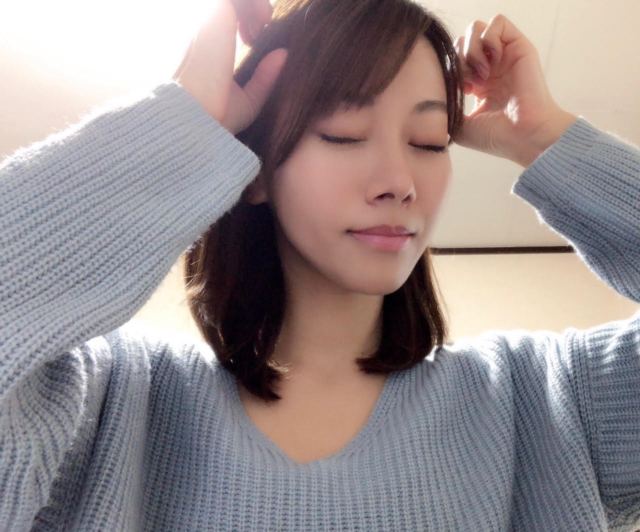 こめかみをマッサージ