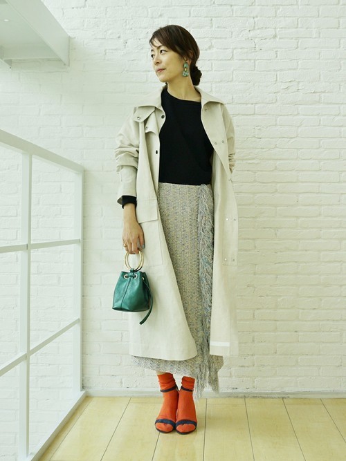 オレンジのソックスにグリーンのサンダル