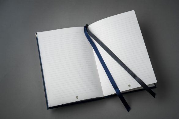 2色のしおり紐がスタイリッシュ 2色のしおり紐がスタイリッシュ