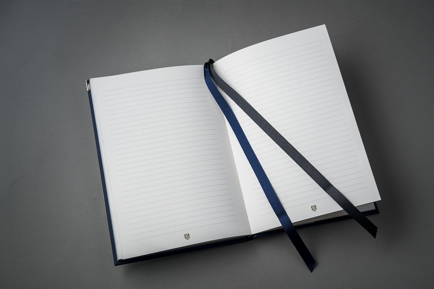 2色のしおり紐がスタイリッシュ