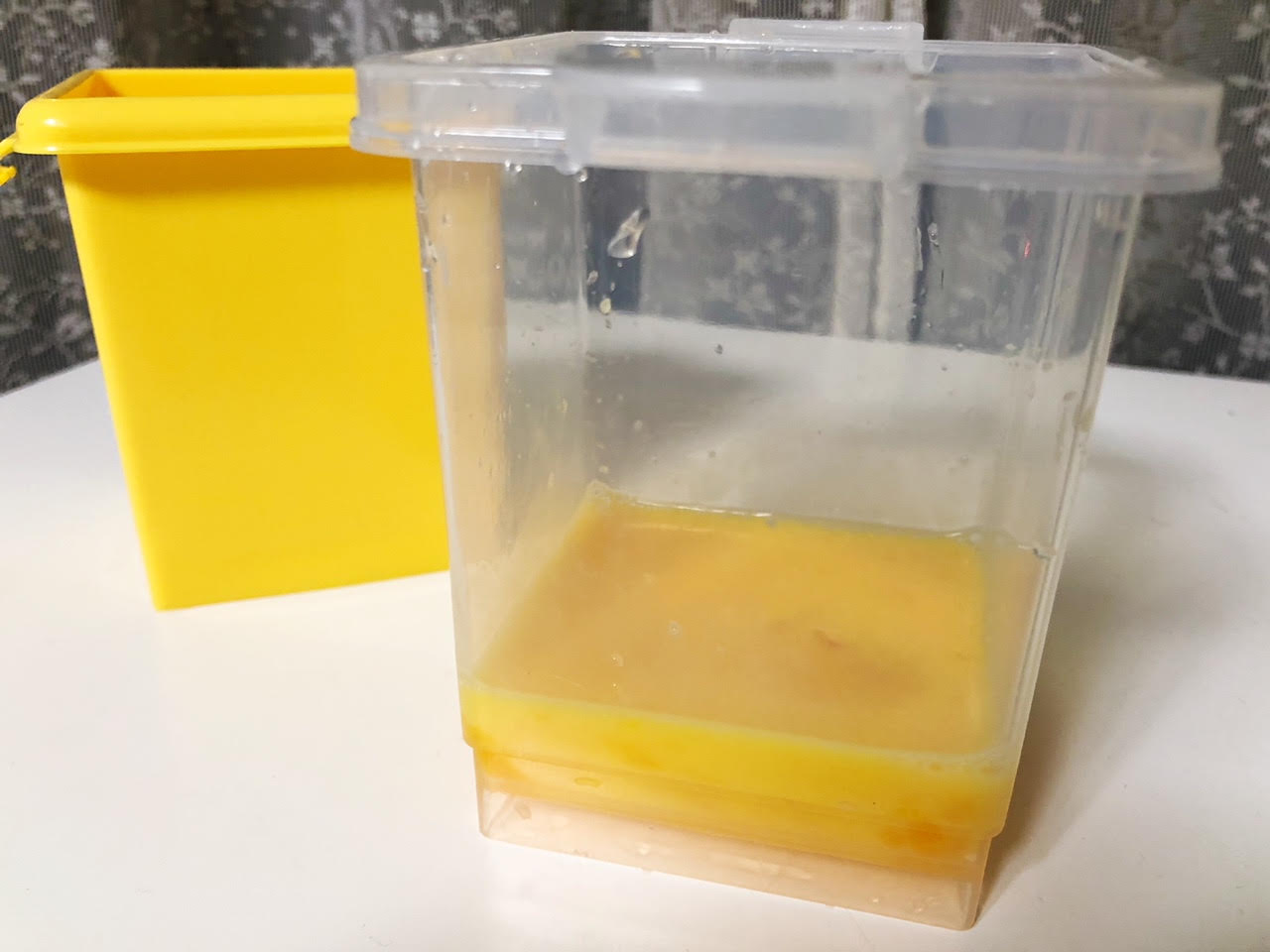 水大さじ1と卵1個を透明の容器に入れてかき混ぜる