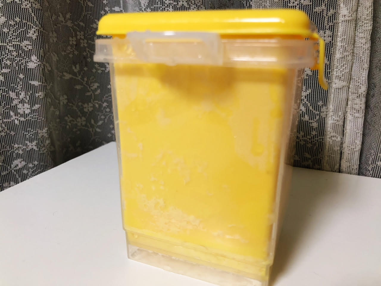 加熱後に黄色の押し型のフタを重ねて固定し、待つこと1分