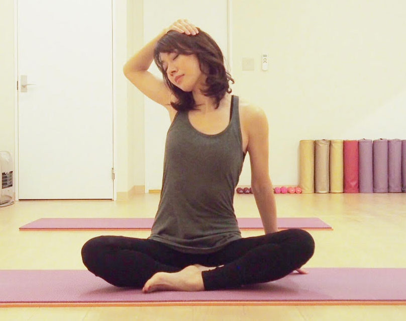 右肘を後方に引く