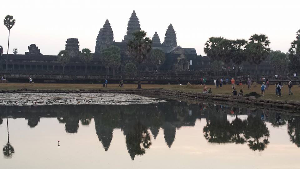 朝のアンコールワット