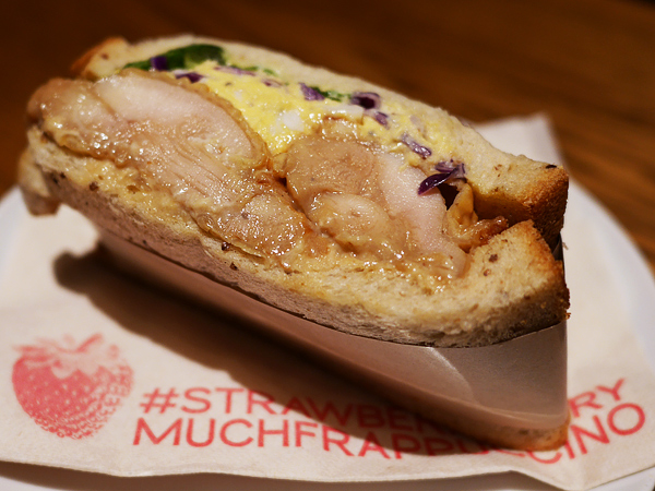 グレイビーチキン＆エッグサンドイッチ