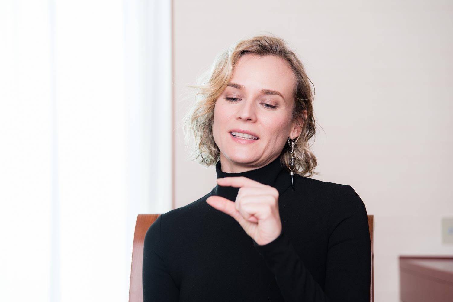 タトゥーの大きさを指で表現するダイアンさん