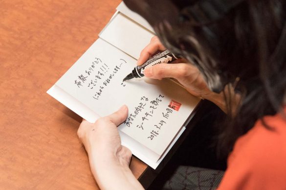 本にサインするこだまさん