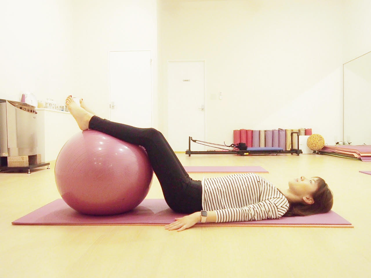 バランスボールに足を乗せる