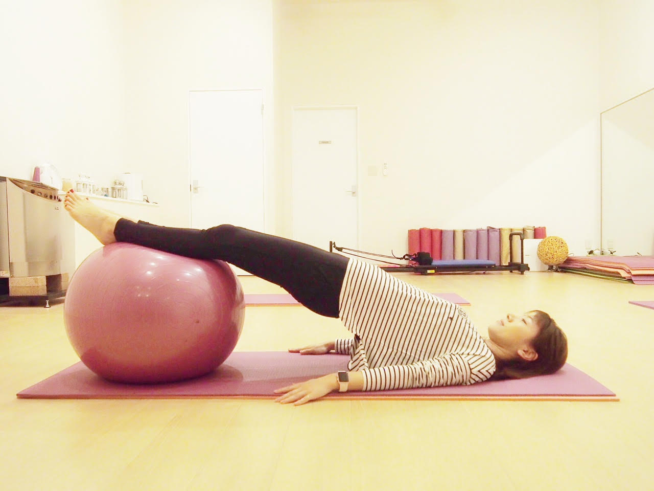 腰を持ち上げる