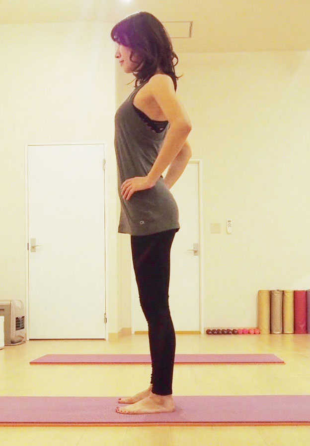 息を吸いながら骨盤を前に倒す