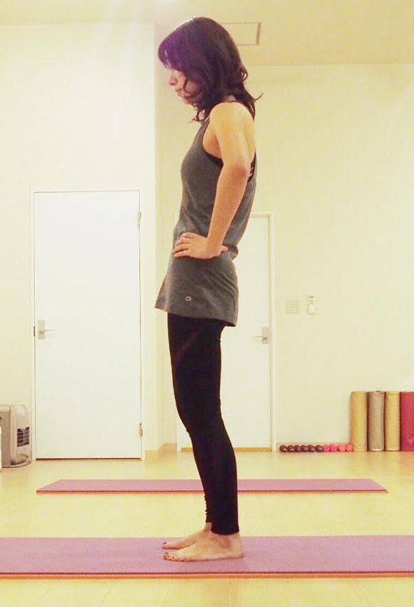 息を吐きながら骨盤を後ろに倒す