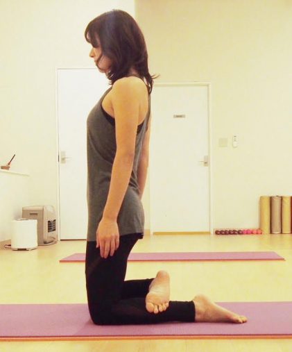 床にひざ立ちになり、足を腰幅に開く