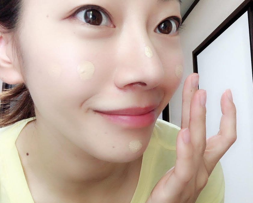 パール1粒小のBBクリームを手に取り、額・頬・あごに置く