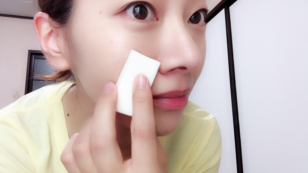 スポンジでトントンと押すように、BBクリームを馴染ませる