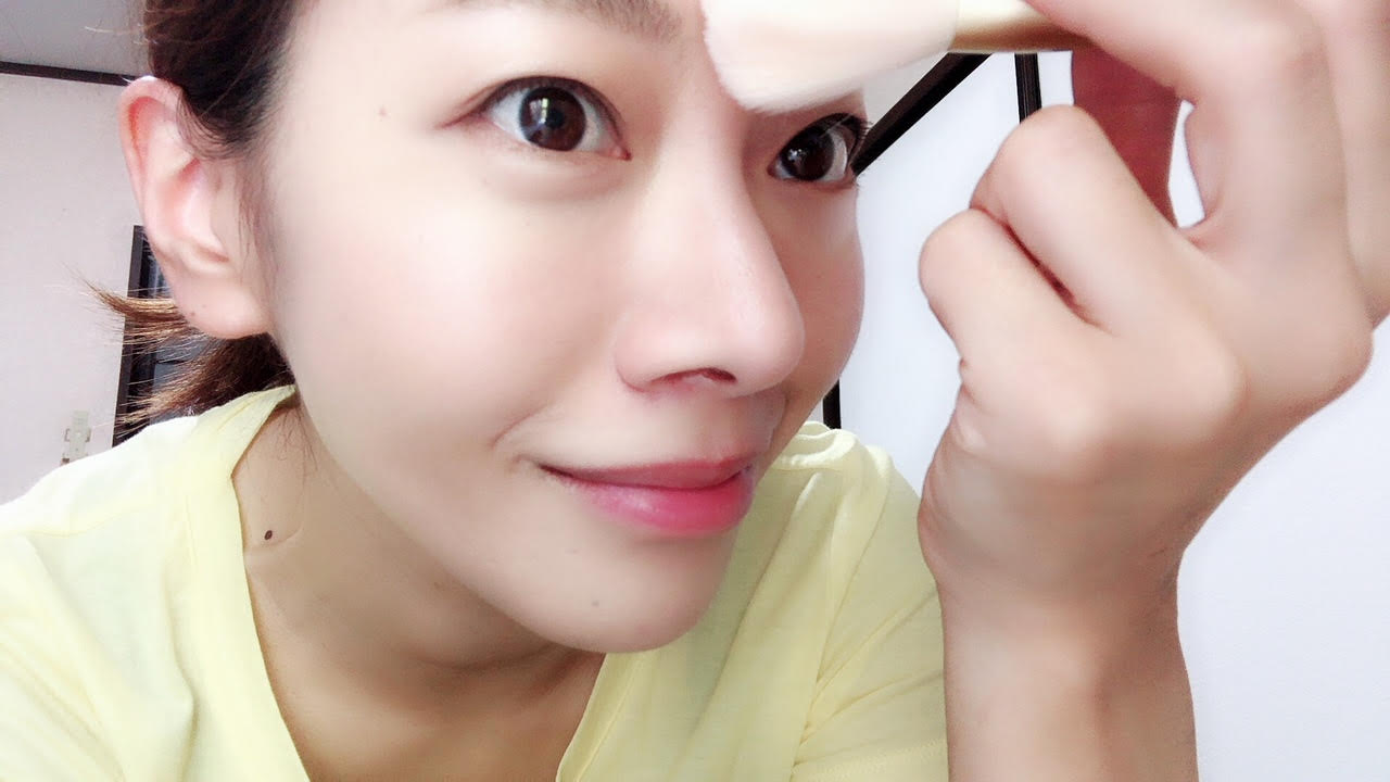 頬の高い部分と小鼻、額、あご先にパウダーをのせる