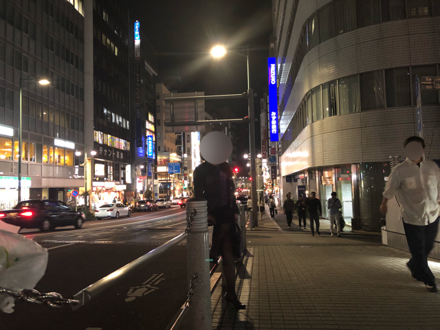 ガードレールに腰掛け獲物を狙うKさん