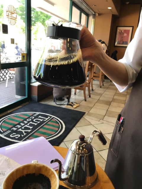 くるくるとサーバーの中をかき混ぜて濃度を均一に