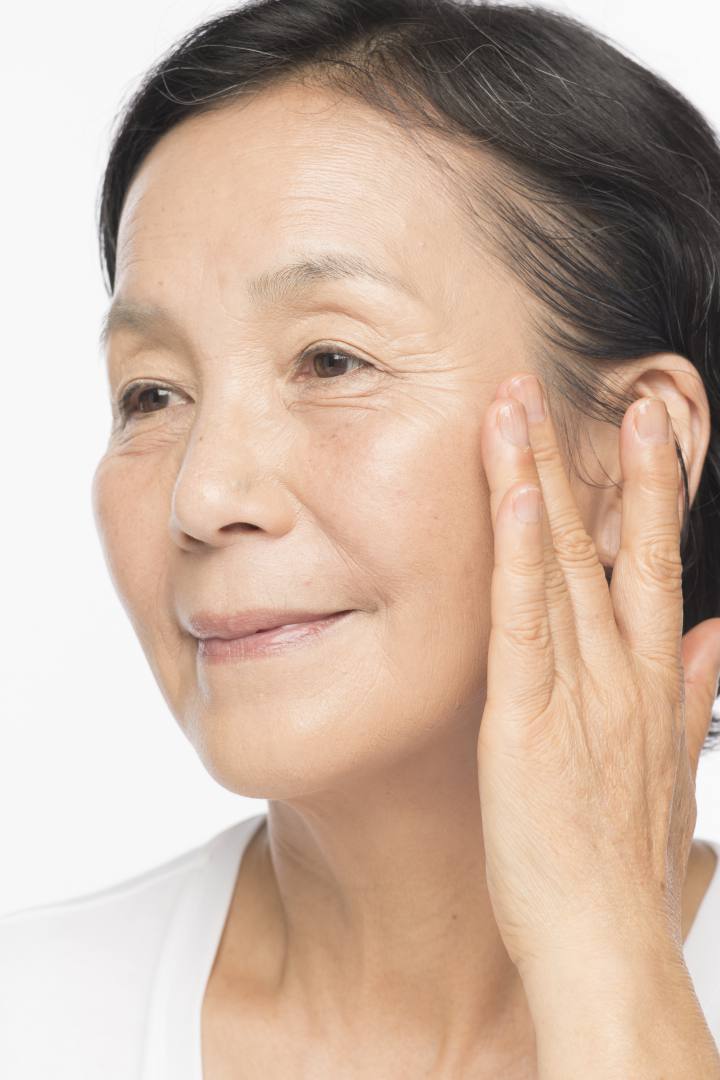 指の腹を使って内側から外側にやさしく伸ばします