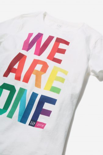 GapのプライドチャリティT シャツ“WE ARE ONE”