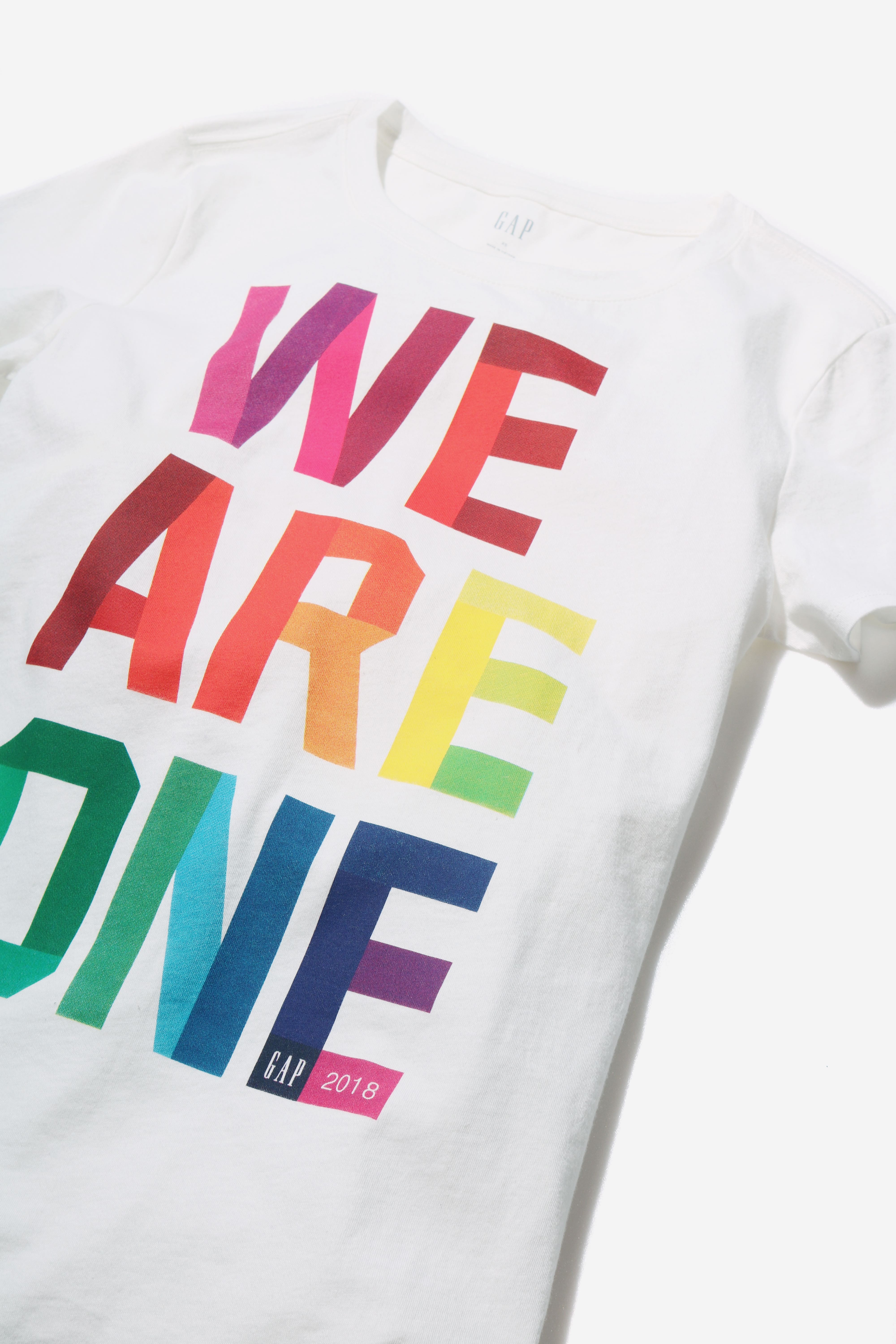 GapのプライドチャリティT シャツ“WE ARE ONE”