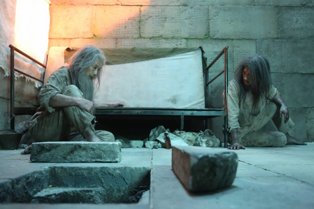 牢獄でのファリア真海（田中泯）と暖