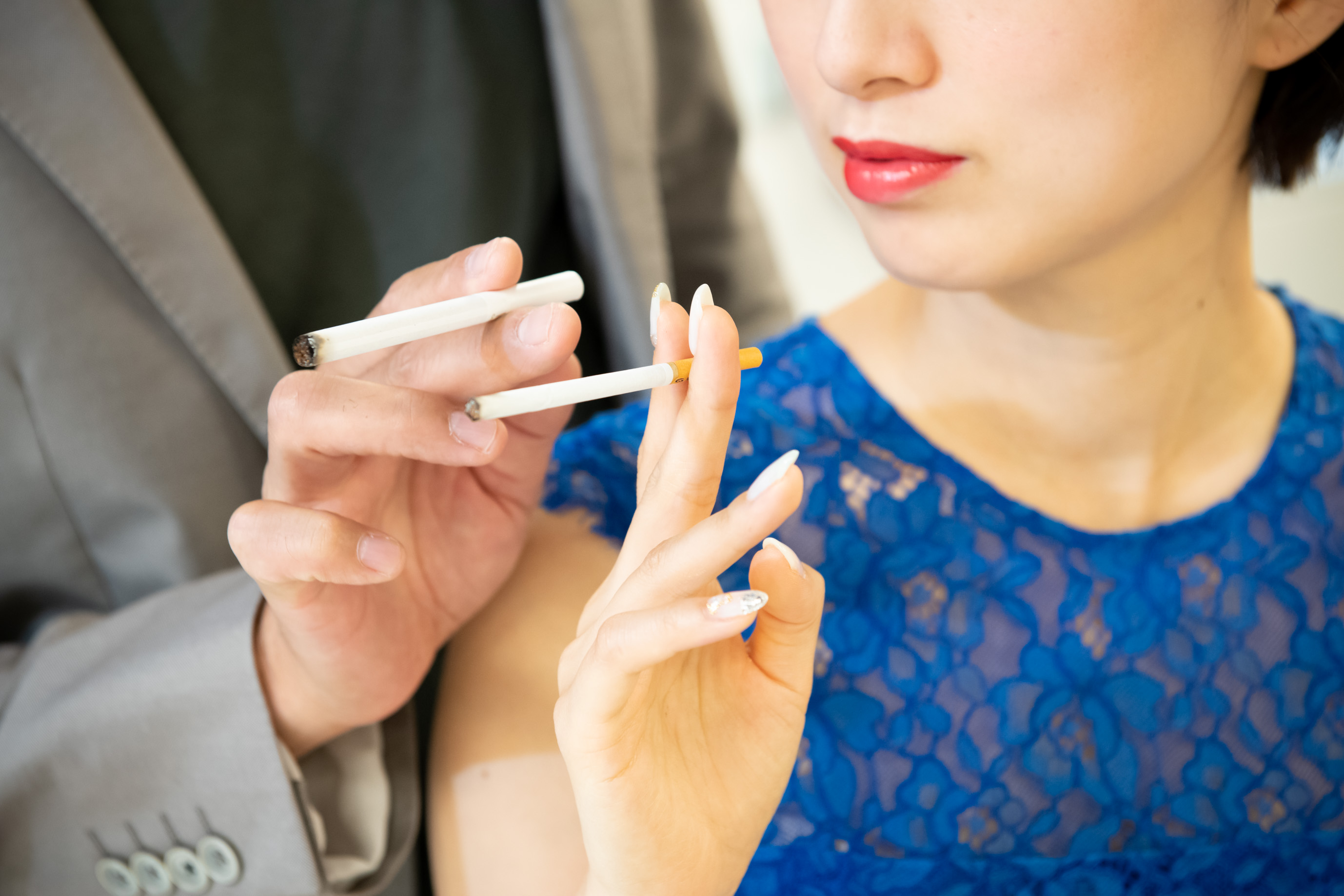 指をピンとのばして指先でそっとはさむ