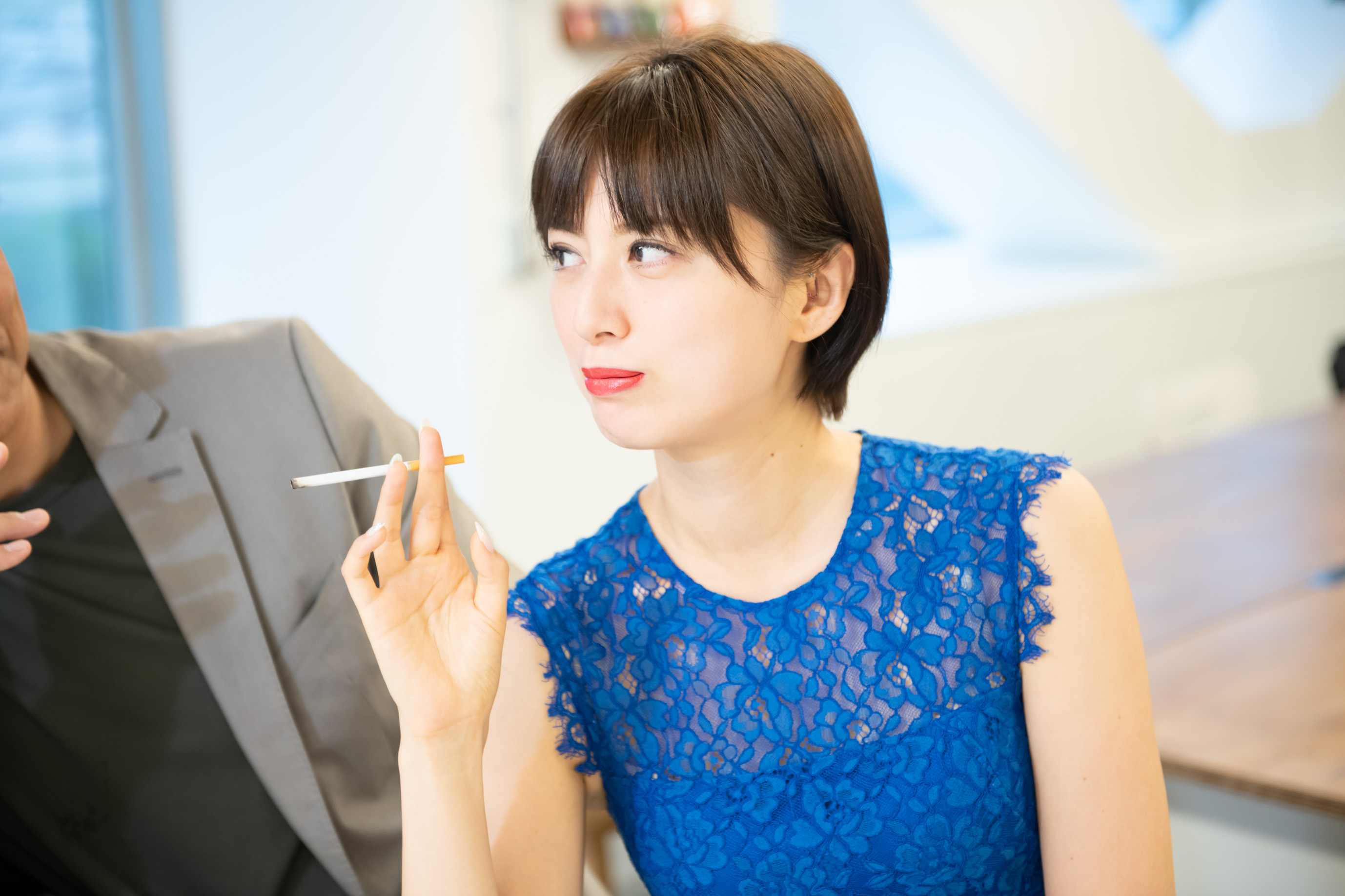 相手と目を合わせながら、口の横でスーッと吐く