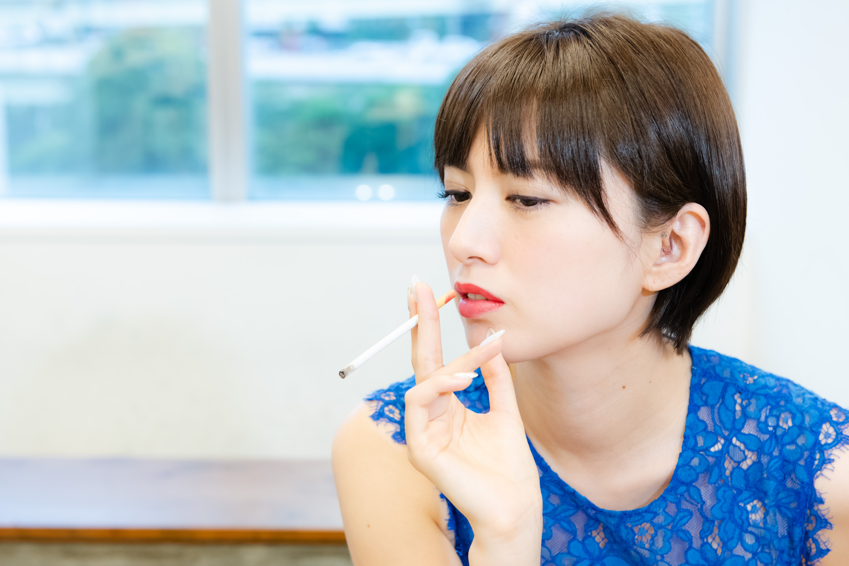 手首をヒネルと女性的な印象に