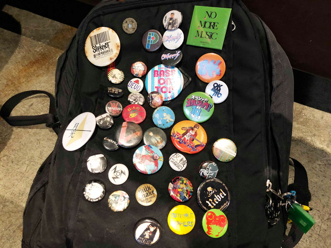 日本のバンドの缶バッジで埋め尽くされたリュック
