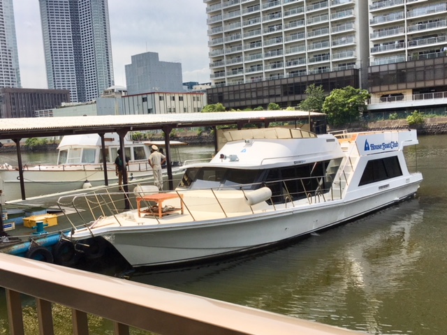 散骨クルーズの小型船