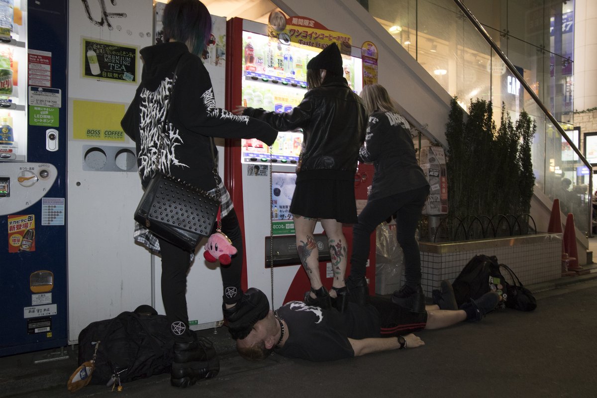 今回の来日で一番よかったという、三人の女性に踏まれるの図