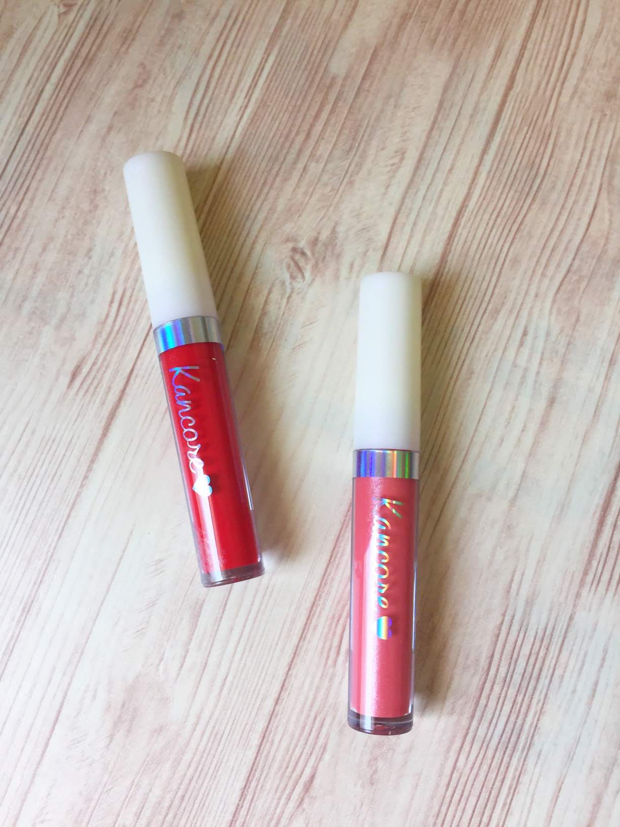関コレ リップグロス　（左）レッド、（右）コーラルピンク