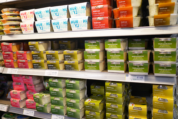 フムス　有名スーパーの冷蔵コーナー