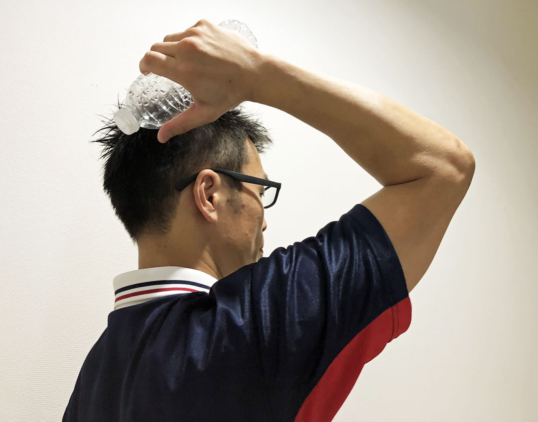 肘を90度に曲げて、肘を顔の前まで持ち上げる