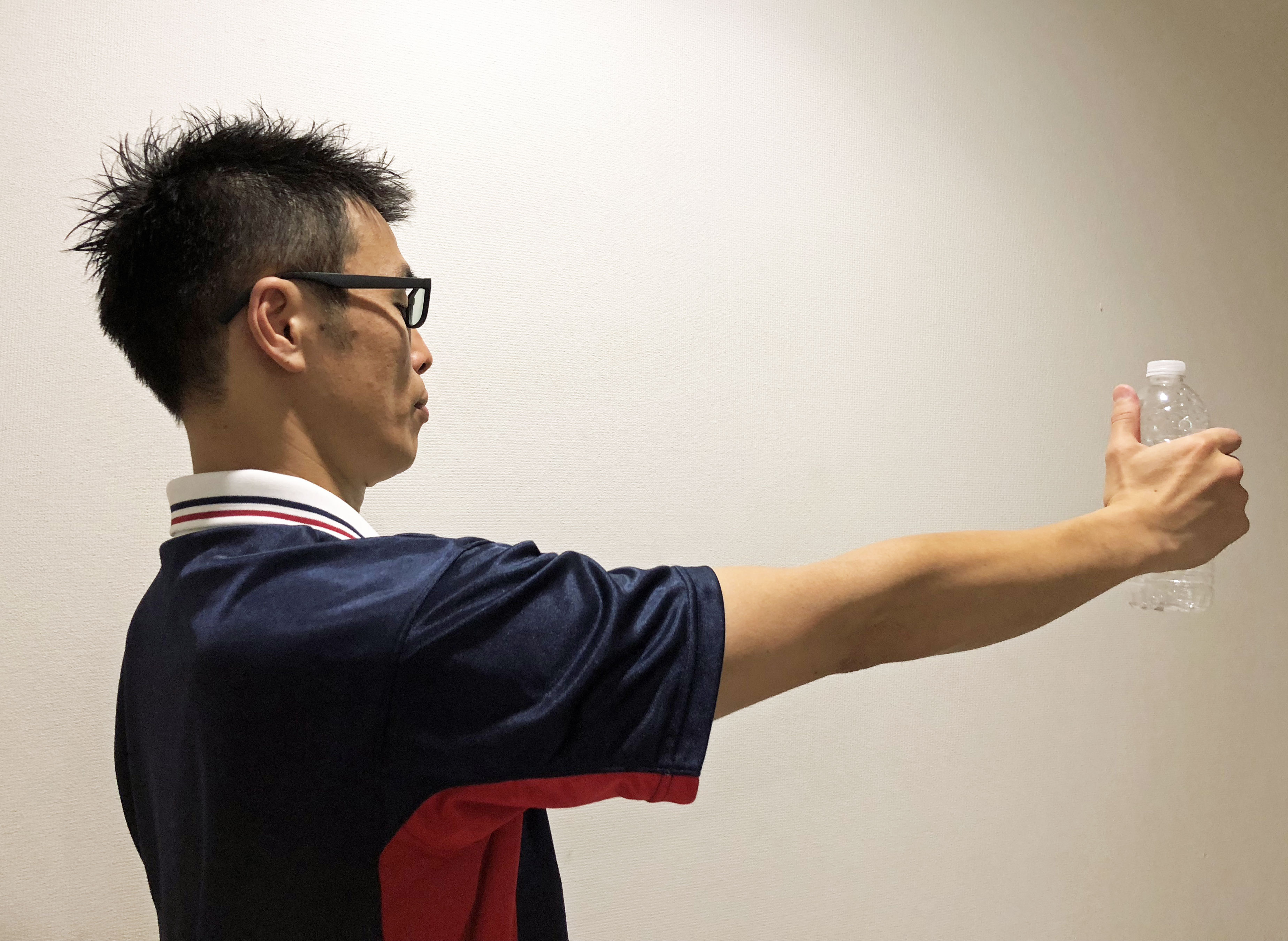 肘の位置が変わらないように腕を伸ばす