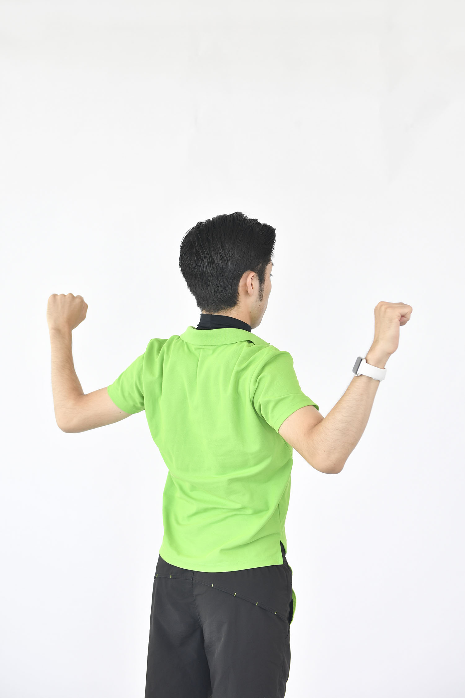 腕と背中で「W」をつくるイメージ