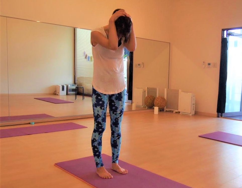 息を吸って背筋を伸ばし、吐きながら頭を前に倒す