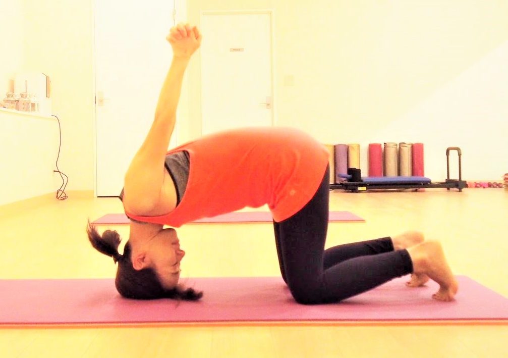 後ろで組んだ両手を引き上げたら、鼻呼吸を5回繰り返す