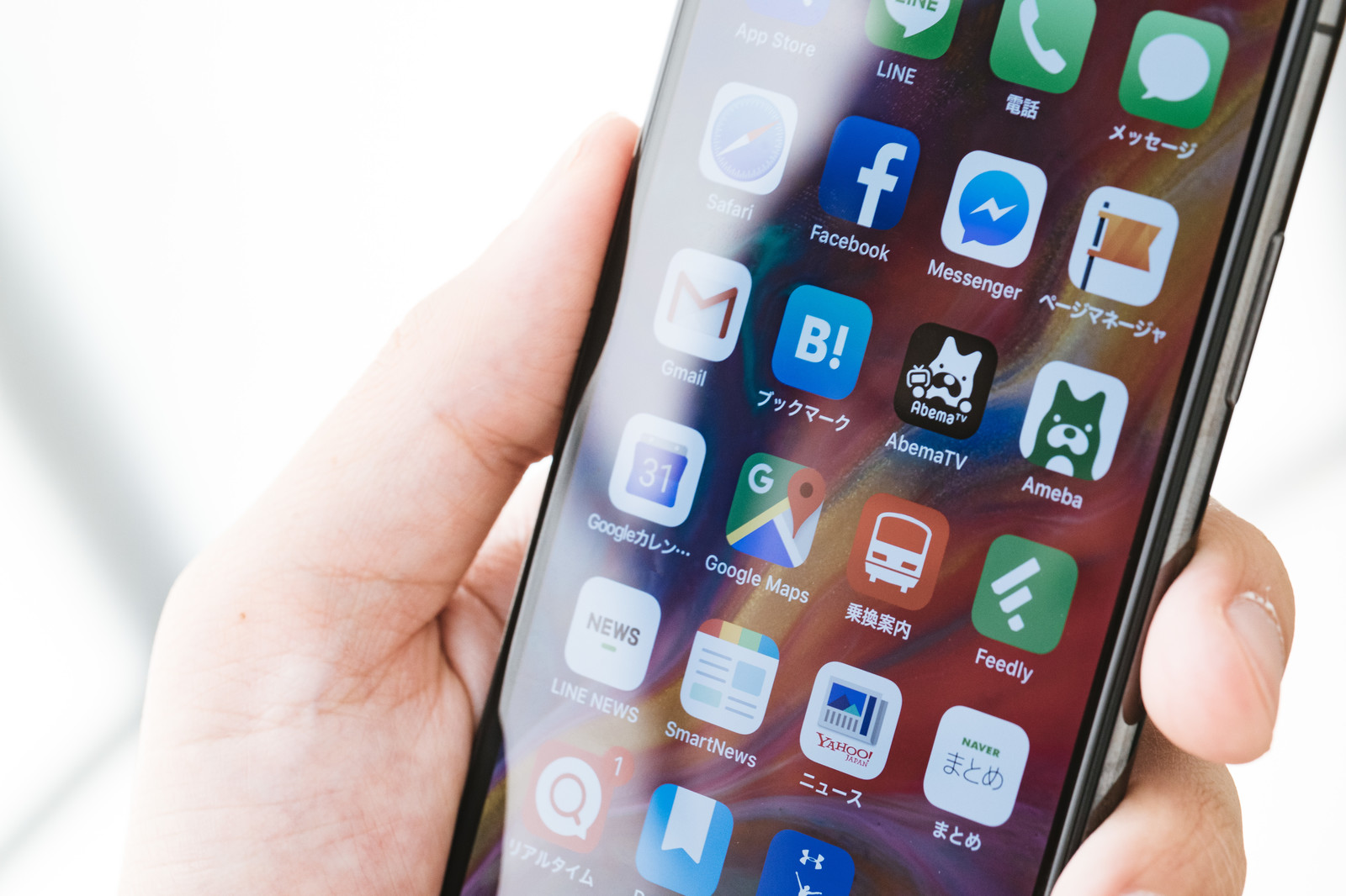 本やスマートフォンで時間を潰す