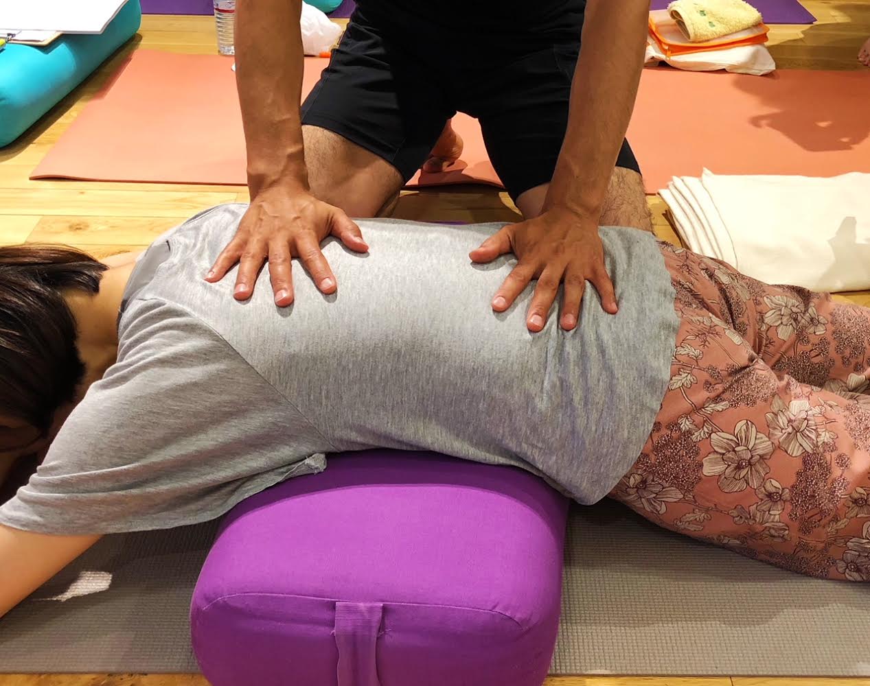 クッションなどをお腹の下に置いて、うつ伏せになる